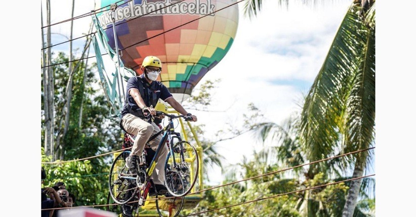 Intip Keseruan Sandiaga Uno Naik Sepeda Gantung di Desa Wisata Tungkal Selatan Pariaman