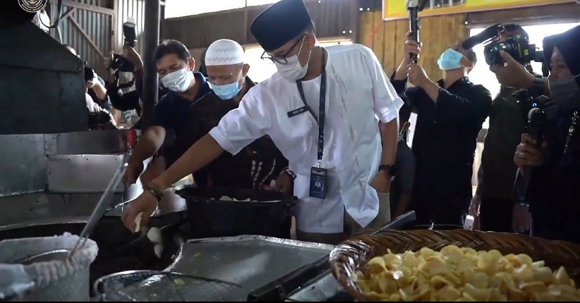 Sandiaga Uno Goreng Keripik Sanjai Khas Bukittinggi, Ternyata Ini Asal Usulnya