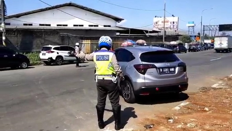 Larangan Mudik, 75 Mobil asal Jabodetabek Terjaring Penyekatan dan Diputarbalikkan di GT Cileunyi