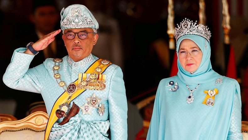 Seniman Ditangkap karena Dituduh Hina Istri Raja Malaysia