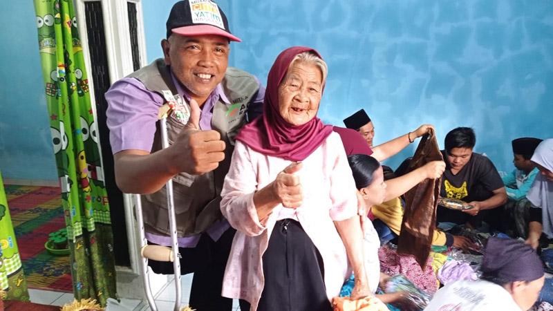 Miliki Satu Kaki, Warga Batang Ini Pantang Menyerah Salurkan Bantuan Sosial di Pelosok