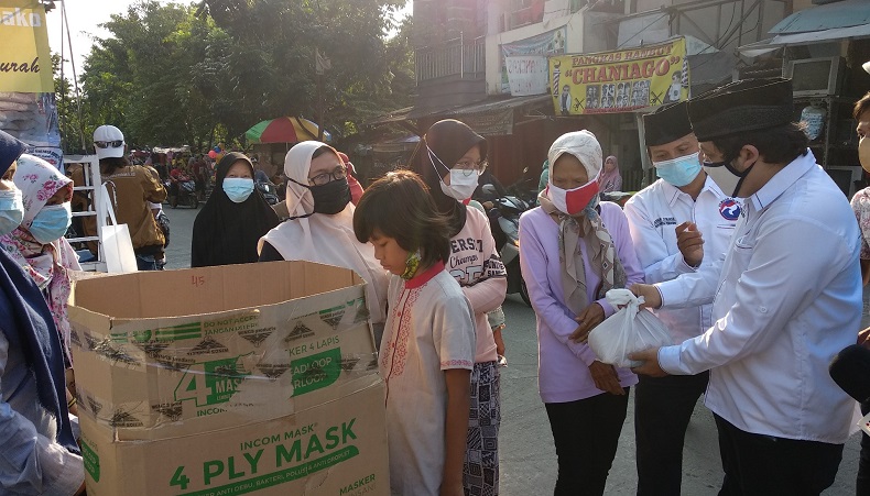 Pemuda Perindo Bagi-Bagi Takjil dan Sembako di Sukapura Cilincing
