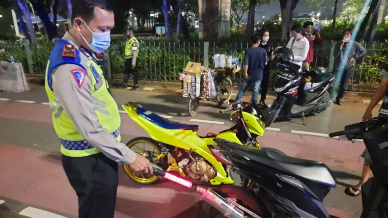 Kerumunan Komunitas Motor Sport di Jaksel Dibubarkan Paksa Satpol PP