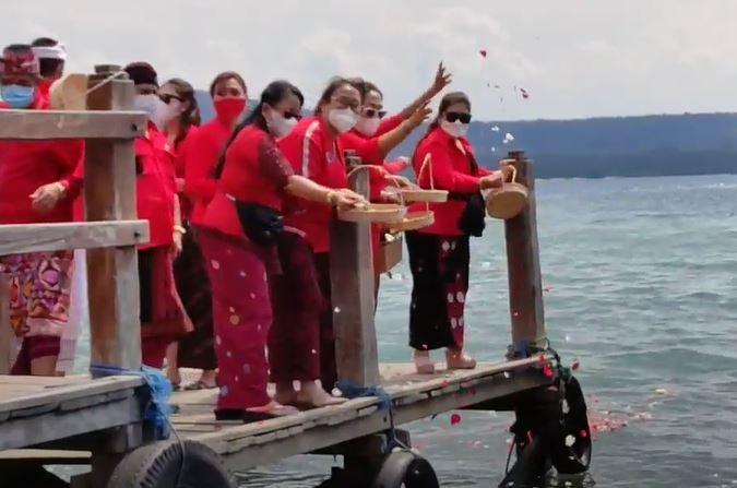 Gubernur Bali dan Bupati-Wali Kota Gelar Tabur Bunga Bagi 53 Awak KRI Nanggala 402