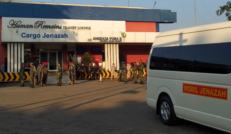 Jenazah Kabinda Papua Dijadwalkan Tiba Sore Ini, Ambulans Bersiap di Bandara Soetta