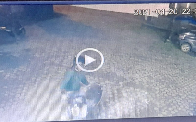 Terekam CCTV, Pelaku Curanmor di Palembang Gasak Motor Tanpa Kunci Tambahan 