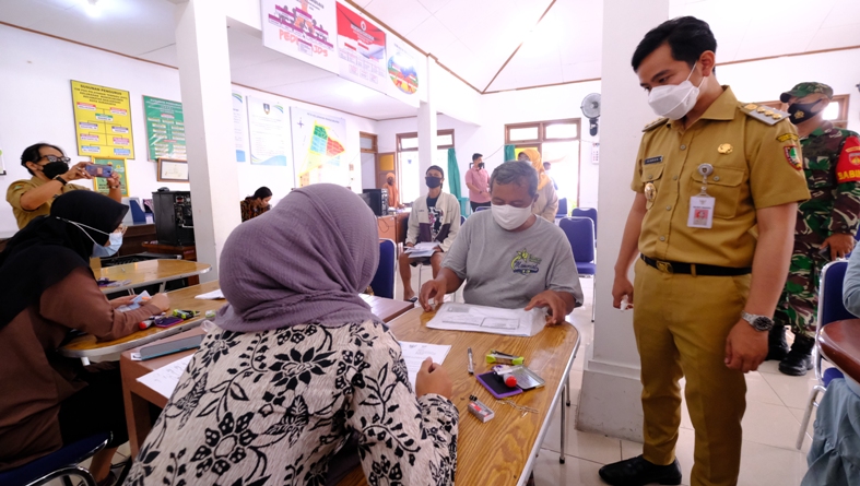 Gibran Beri PR Camat dan Lurah Percepat Vaksinasi Lansia di Solo 