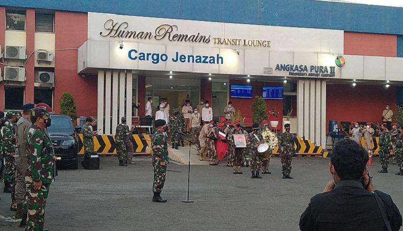 Pangdam Jaya Pimpin Upacara Pengantaran Jenazah Kabinda Papua di Soetta