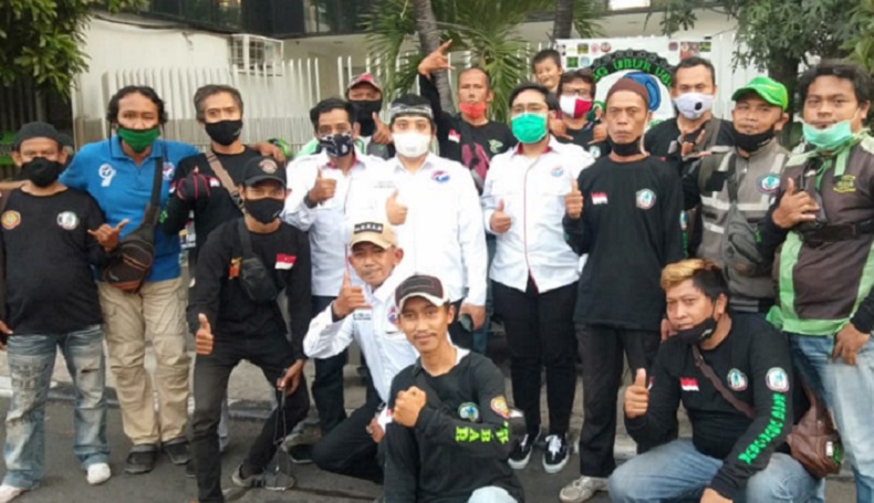 DPP Pemuda Perindo Bareng Komunitas Ojol Bagi-Bagi Takjil di Tamansari Jakbar