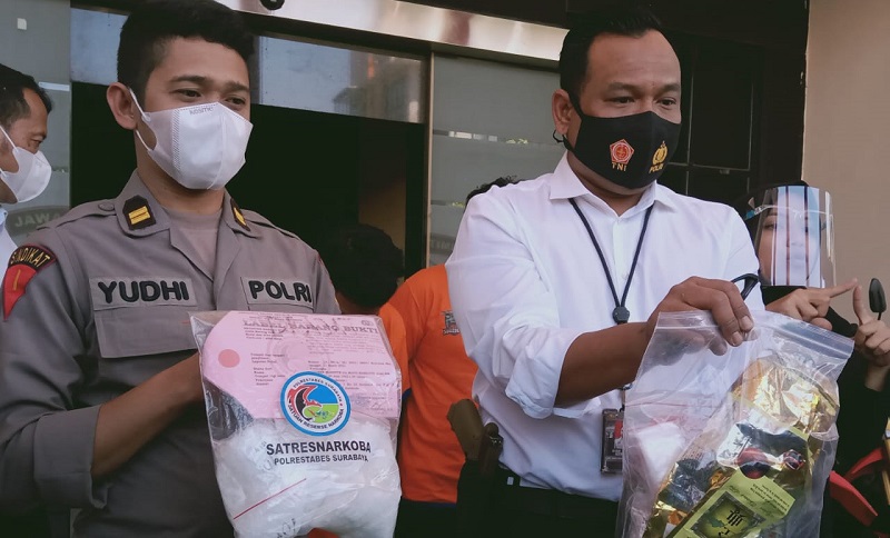 Tangkap 2 Pengedar Narkoba, Polrestabes Surabaya Amankan 1,02 Kg Sabu 
