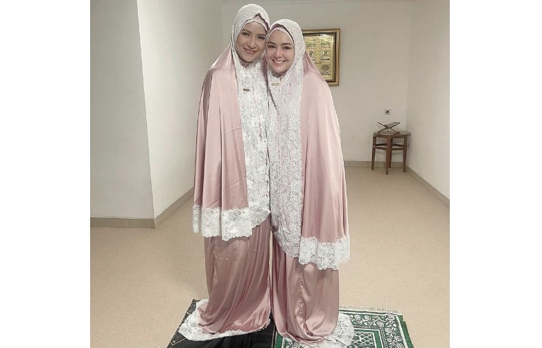 Amanda Manopo dan Sari Nila Kembaran Mukena, Netizen: Cantik Sekali Kesayangan Aldebaran   