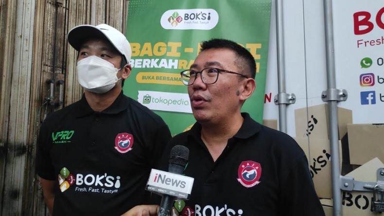 Baja Perindo Bagikan Makanan, Masker dan Face Shield kepada Warga di Pasar Rumput Jaksel