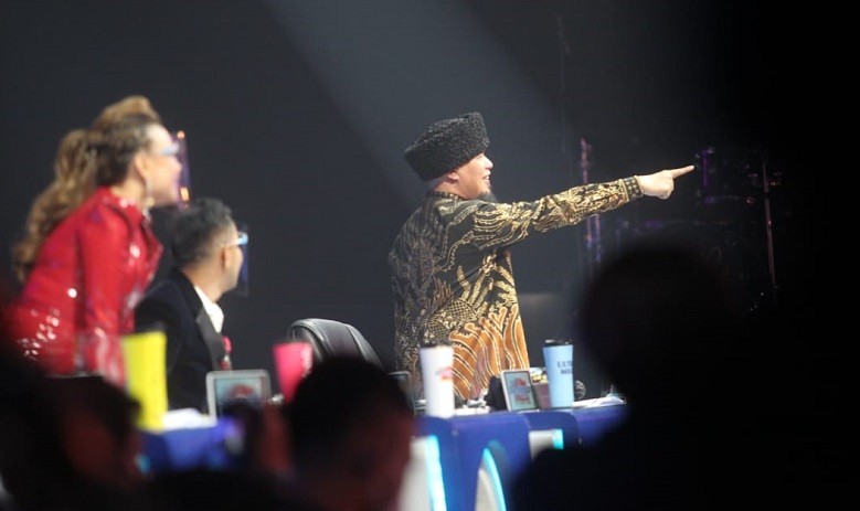 Reaksi Maia Estianty Hindari Ahmad Dhani saat Duduk di Sebelahnya Jadi Viral, Netizen: Urat Malunya Udah Putus