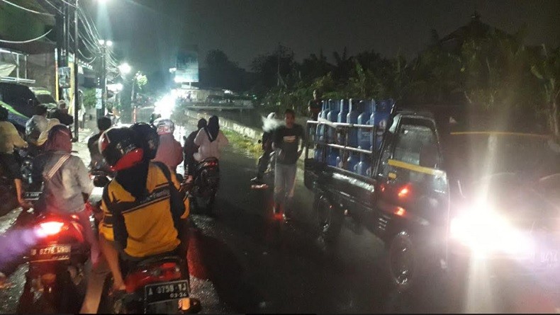 Hujan Sebabkan Air Kali Maharta Tangsel Meluap, Akses Jalan Terputus