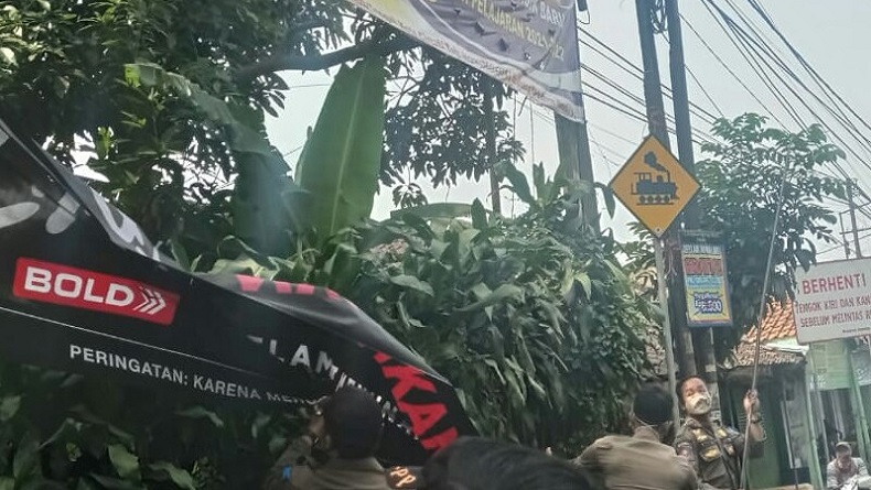 Puluhan Spanduk dan Baliho Tak Berizin di Kota Cimahi Diberangus Petugas