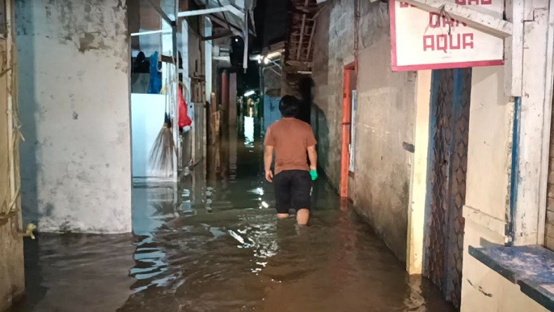 Hujan Deras, Sebagian Warga Cipinang Mengungsi karena Kebanjiran 