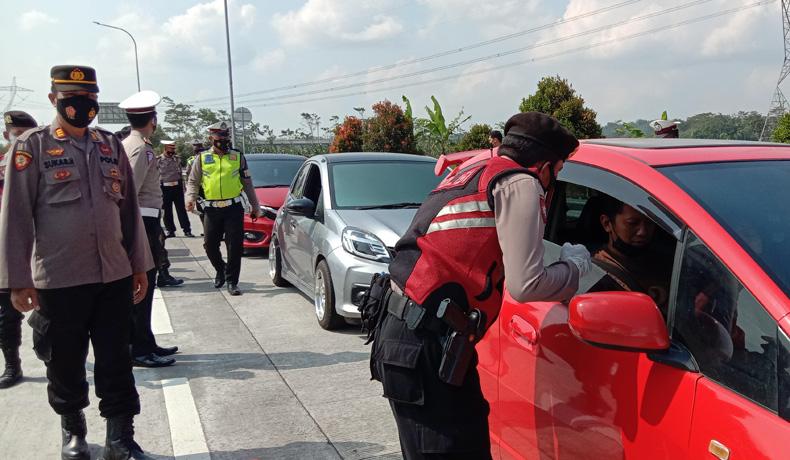 Mudik Awal, Kendaraan asal Jakarta dan Jabar Padati Jalan Tol Semarang-Solo