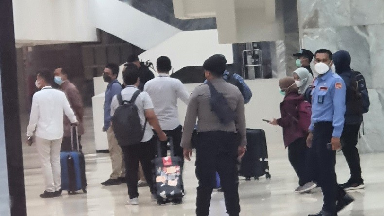 Penyidik KPK Geledah Gedung DPR Bawa Lima Koper