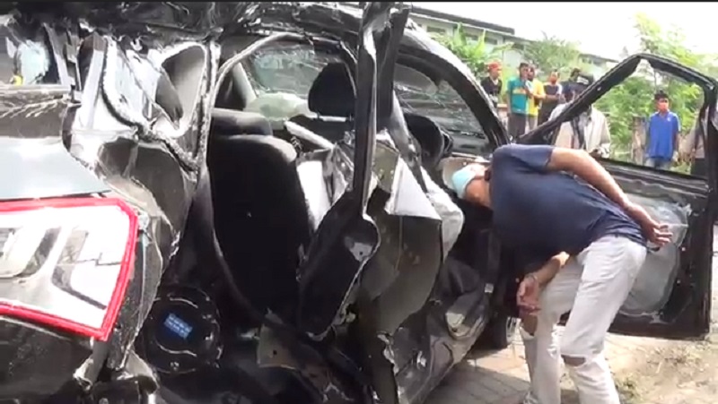 Minibus di Surabaya Hancur Ditabrak Kereta , Pengemudi Tewas