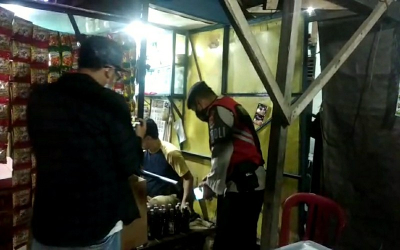 Puluhan Dus Miras dan Tuak Diangkut dari Lapak Pinggir Jalan di Palembang  