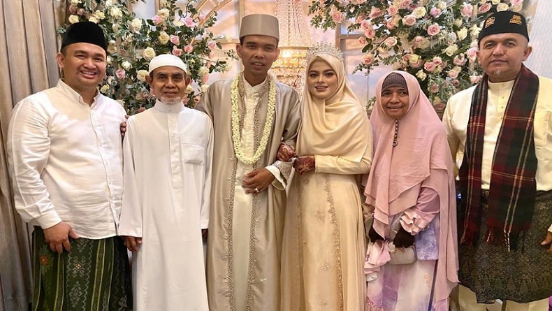 Ini Dia Istri Ustaz Abdul Somad, Cantik dengan Busana Warna Emas di Pelaminan