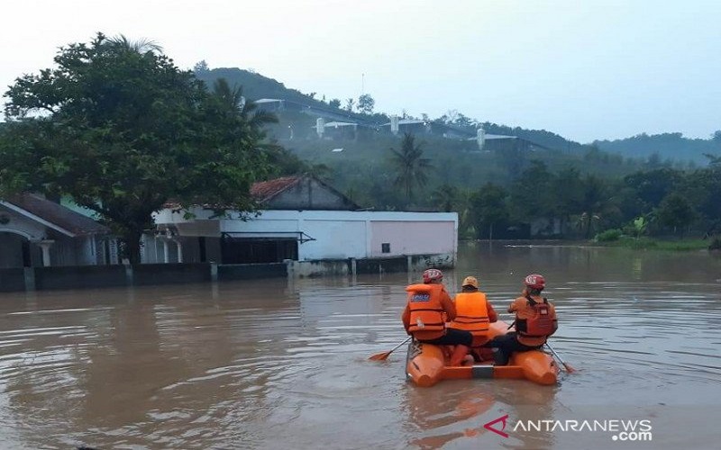 Banjir Rendam Permukiman, Warga Dua Desa di Cianjur Terpaksa Mengungsi
