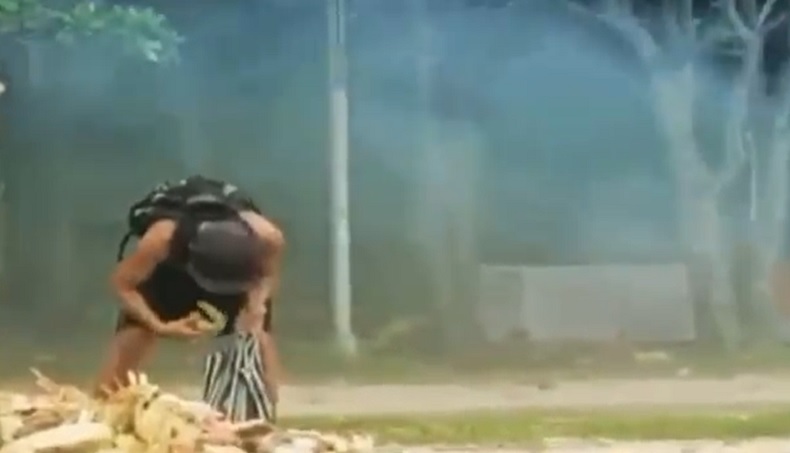Viral Bule di Bali Mengais Makanan Bekas Sesajen untuk Dimakan