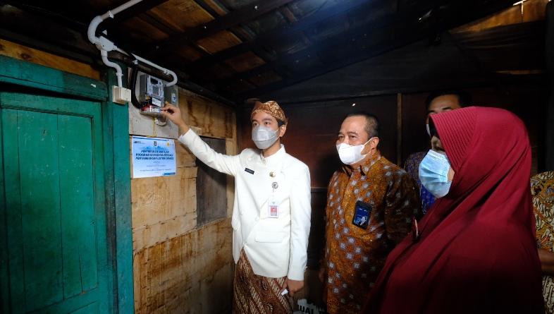 Gibran Serahkan Bantuan Listrik Gratis dari Program Ramadan Berbagi PLN
