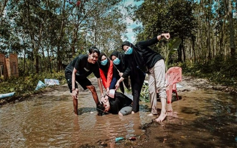 Kecewa dengan Pemkab dan Dewan, Gadis Cantik di Ogan Ilir Mandi dan Selfie di Jalan Rusak