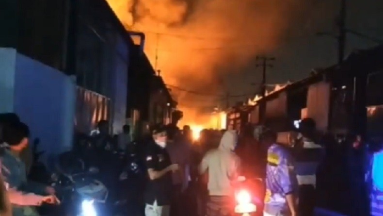 Pabrik di Kalideres Terbakar, 75 Personel Damkar Berjibaku Padamkan Api