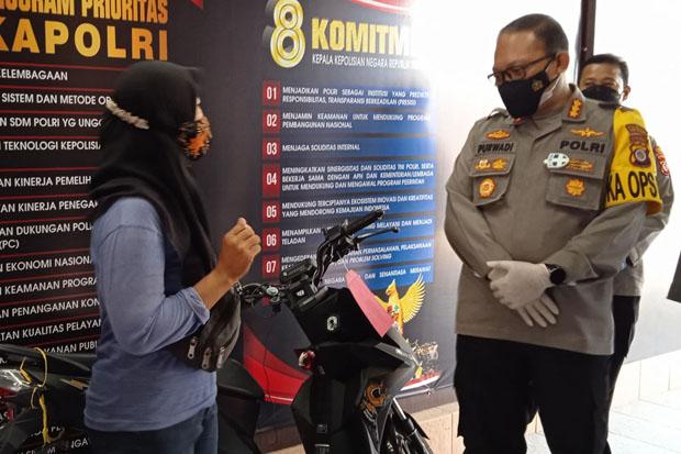 Ojol Ini Tak Kuasa Tahan Tangis, Sepeda Motornya yang Hilang Dicuri Bisa Ditemukan