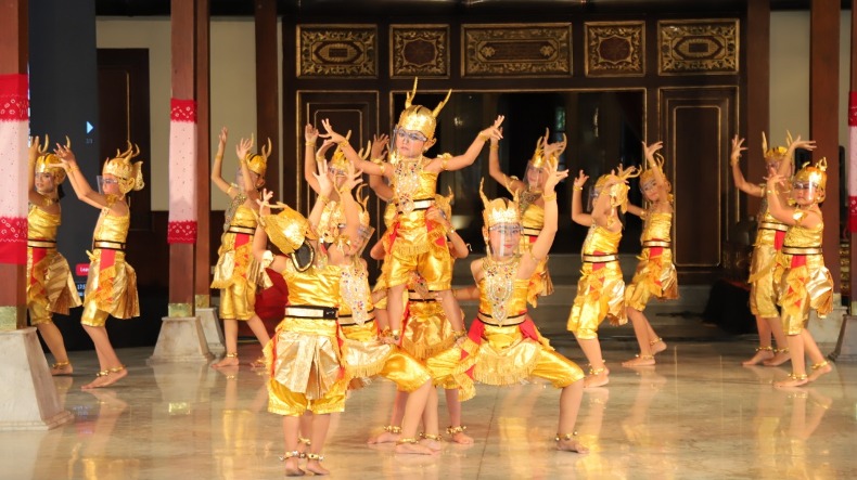 Tampil Luring dan Daring, Ratusan Anak di Solo Meriahkan Hari Tari Dunia 