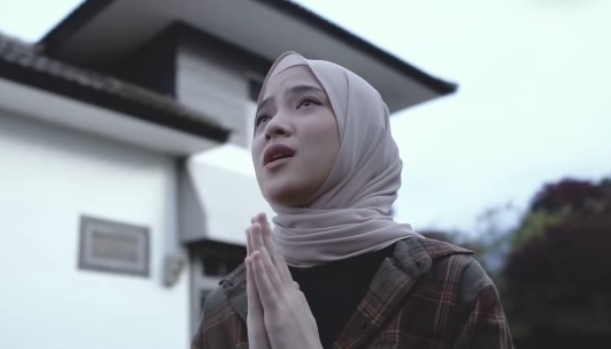 Kembali Muncul di Depan Publik, Nissa Sabyan Pakai Baju Couplean Bareng Ayus