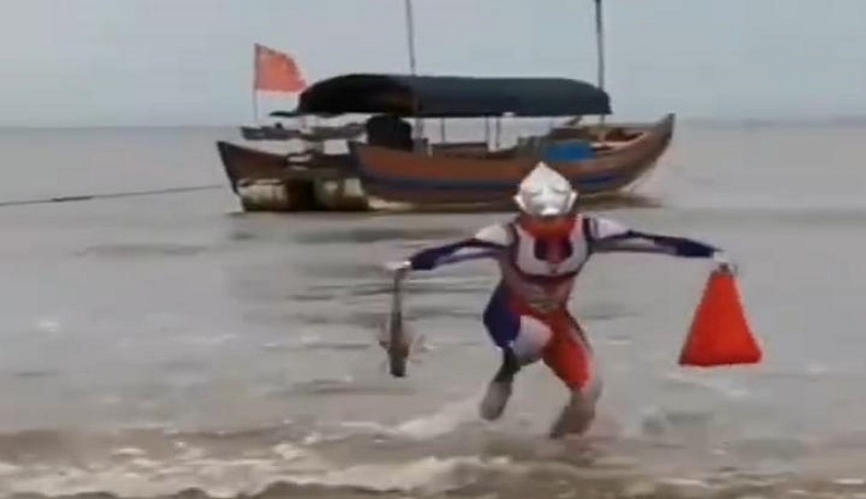 Gokil, Ultraman Joget di Pantura Karawang Sambil Bawa Lobster