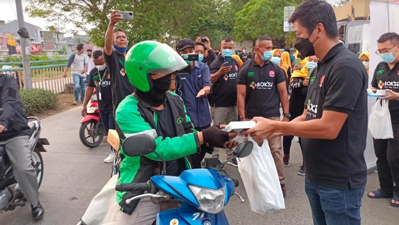 Baja Perindo Bagikan Takjil dan Masker kepada Pengendara di Sunter 