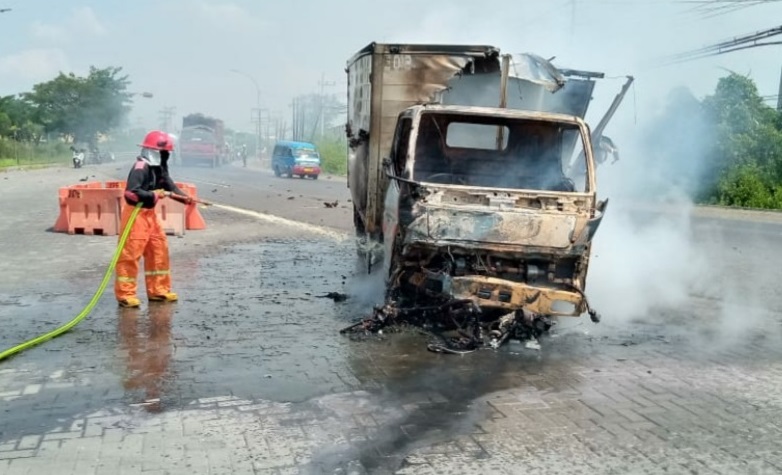 Tabrakan Hebat di Gresik, Pengendara Motor Tewas Mobil Boks Terbakar