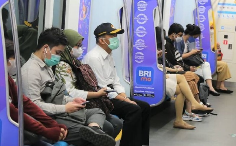 Ketika Menko PMK Muhadjir Effendy Ngantor Naik MRT dan Jalan Kaki