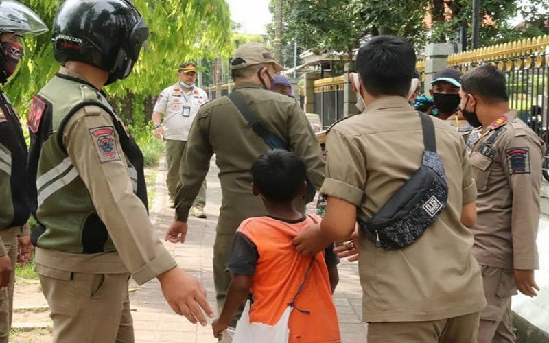 Viral Bocah Dipaksa Mengemis, Satpol PP Palembang Turun ke Lampu Merah    
