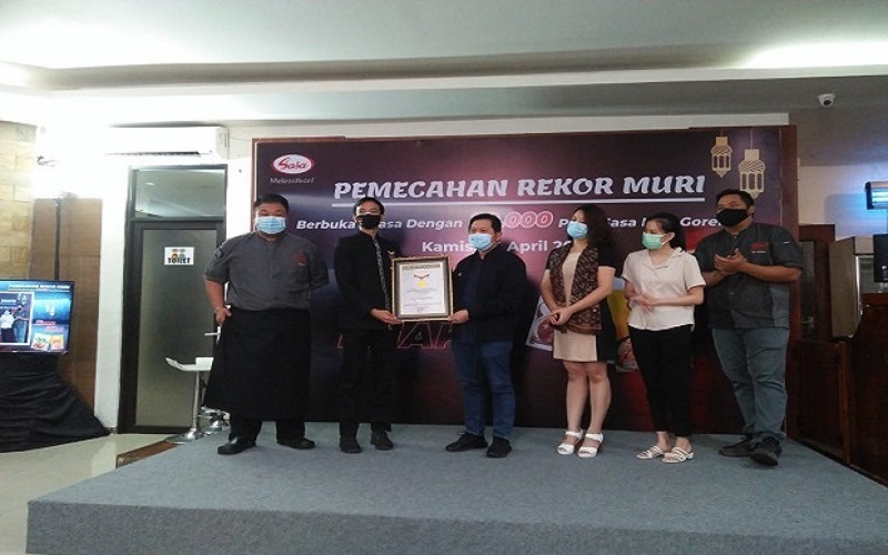 Sasa Memecahkan Rekor MURI “Berbuka Puasa dengan Nasi Goreng Peserta Terbanyak”