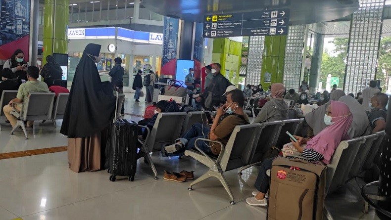 Jelang Larangan Mudik Lebaran, Stasiun Gambir Ramai Penumpang Kereta Jarak Jauh