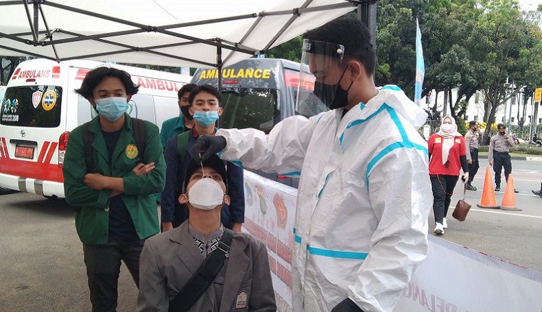 May Day, Buruh dan Mahasiswa Tes Swab di Monas