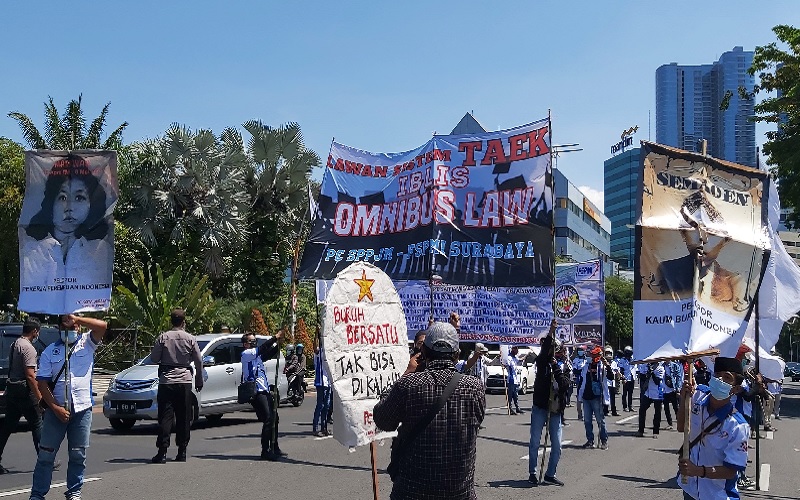 Peringati Hari Buruh, Ratusan Pekerja Serbu Gedung Negara Grahadi