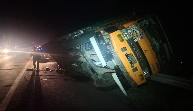 Dongkrak Lepas, 3 Sopir Tewas Tergencet Truk di Tol Cipularang Purwakarta