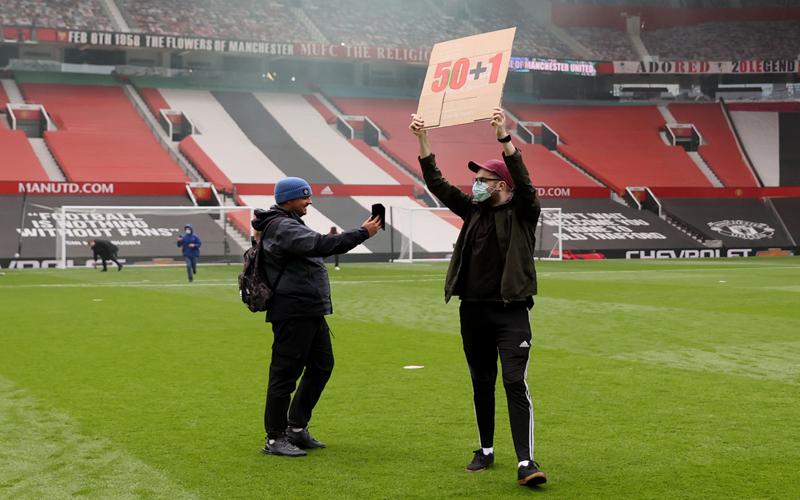 Jelang MU Vs Liverpool, Fans Setan Merah Ngamuk di Old Trafford Tuntut Glazer Mundur