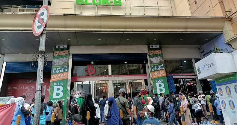 Membeludak, Masuk Pasar Tanah Abang Blok A Hanya Bisa Lewat Blok B