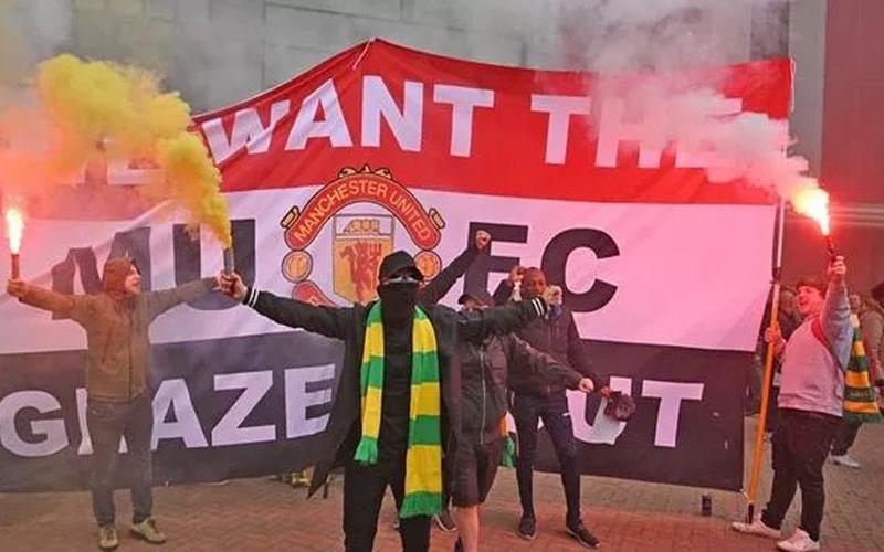 Old Trafford Diserbu Suporter Setan Merah, Duel MU Vs Liverpool Ditunda