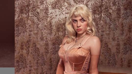 4 Gaya Billie Eilish dengan Rambut Blonde, Seksi Bikin Pangling