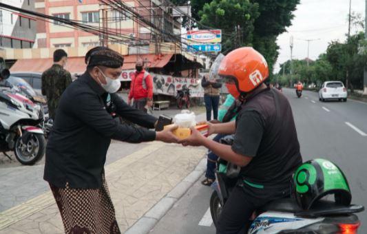 Pagar Nusa Bagikan Takjil dan Makanan Buka Puasa ke Pengguna Jalan di Jakarta