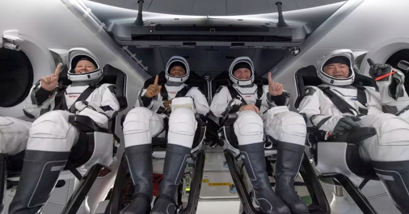 SpaceX Bawa Pulang 4 Astronot Crew-1 ke Bumi