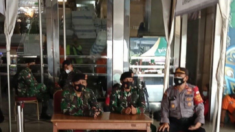 Perketat Pengawasan Prokes, Petugas Disebar di 17 Pintu Masuk Pasar Tanah Abang